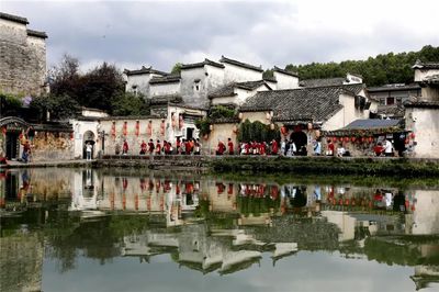 来自长三角地区的游客在皖南古村落宏村旅游观光